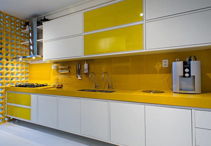 interno della cucina nei toni del giallo e del bianco