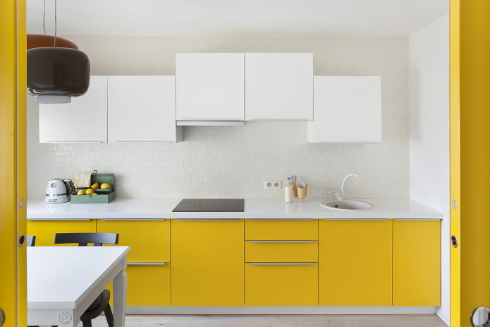 interno della cucina nei toni del giallo e del bianco