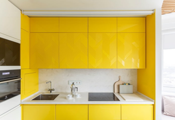 interno della cucina nei toni del giallo e del bianco