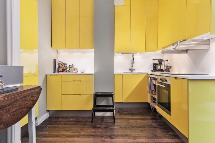 decorazione della cucina nei toni del giallo