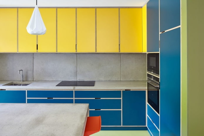 interno della cucina nei toni del giallo e del blu