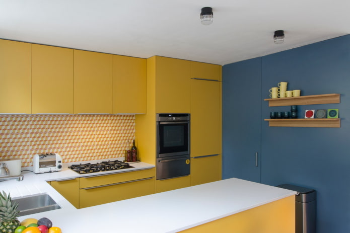 interno della cucina nei toni del giallo e del blu