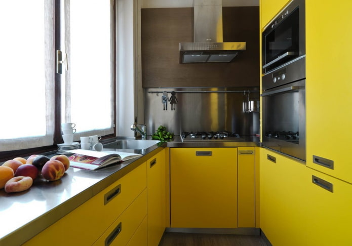 mobili ed elettrodomestici nell'interno della cucina nei toni del giallo