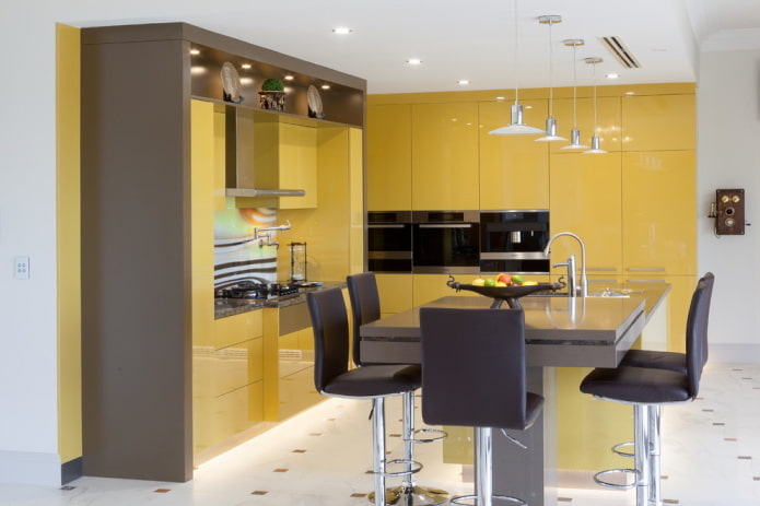 mobili ed elettrodomestici per l'arredamento della cucina nei toni del giallo