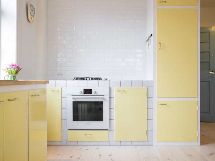 interno della cucina nei toni del giallo