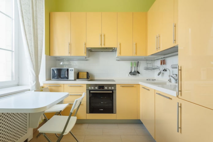 interno cucina nei toni del giallo