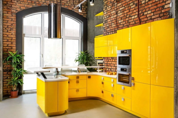 cucina nei toni del giallo in stile loft