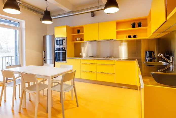 decorazione della cucina nei toni del giallo