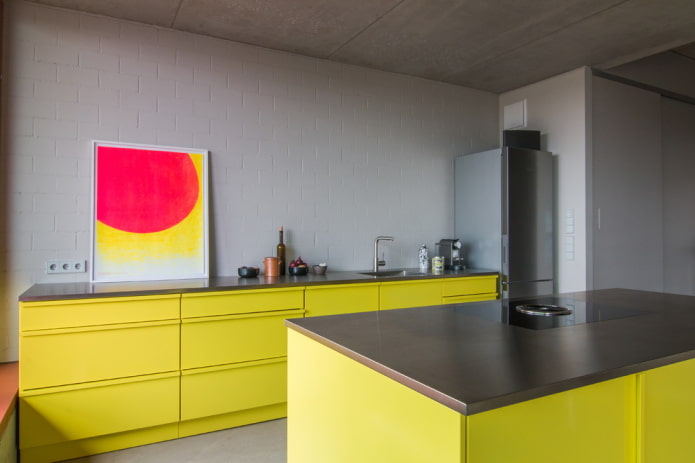 interno della cucina nei toni del giallo e del grigio