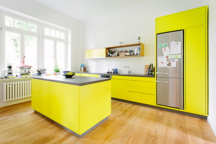 interno della cucina nei toni del giallo