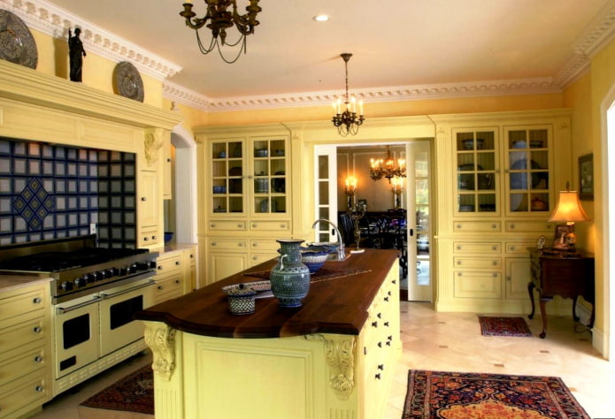 cucina nei toni del giallo in stile classico