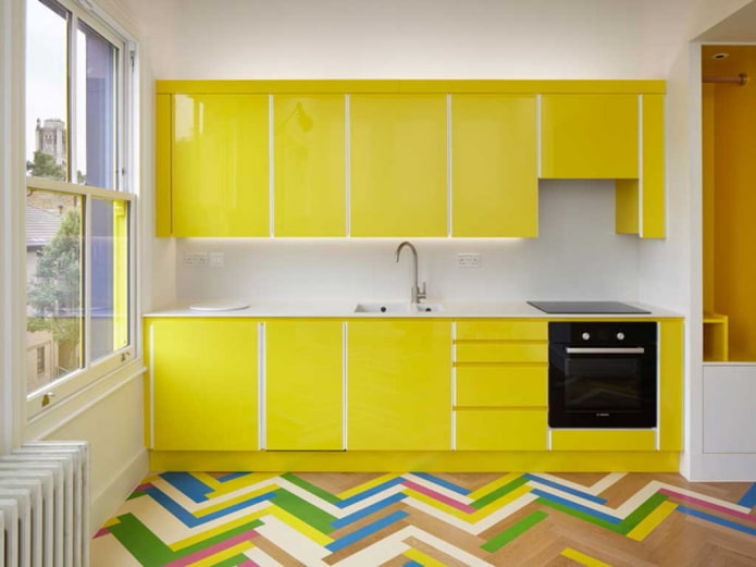 interno della cucina nei toni del giallo
