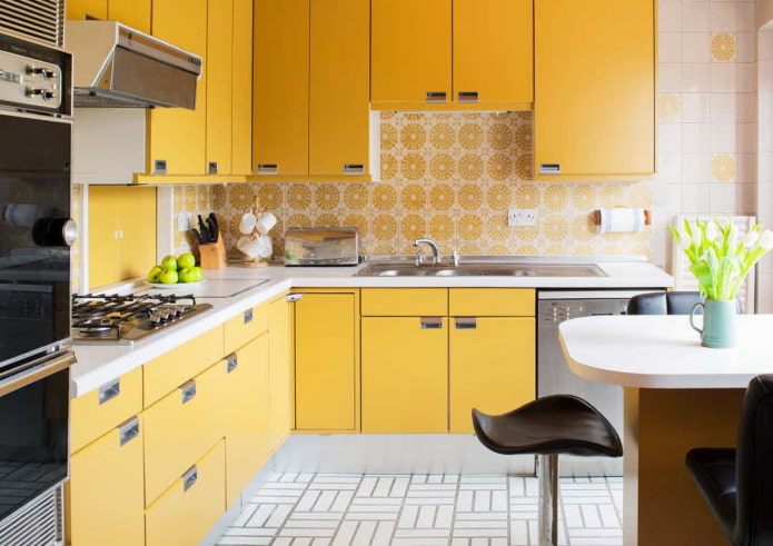 decorazione della cucina nei toni del giallo