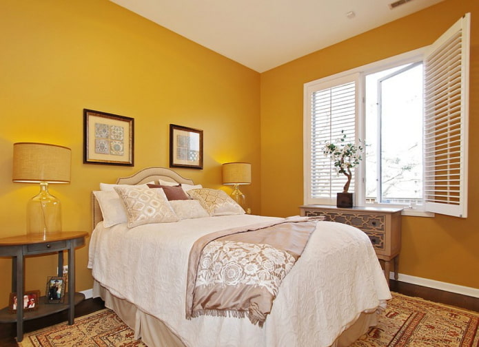 sfumature di giallo nell'interno della camera da letto