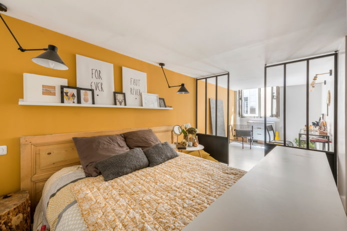 decorazione e illuminazione nell'interno della camera da letto nei toni del giallo