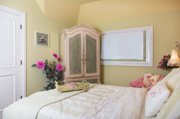 mobili nell'interno della camera da letto nei toni del giallo