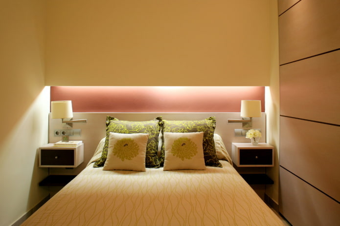 decorazione e illuminazione nell'interno della camera da letto nei toni del giallo