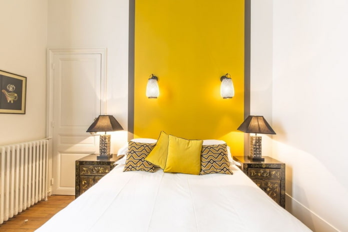 decorazione e illuminazione nell'interno della camera da letto nei toni del giallo