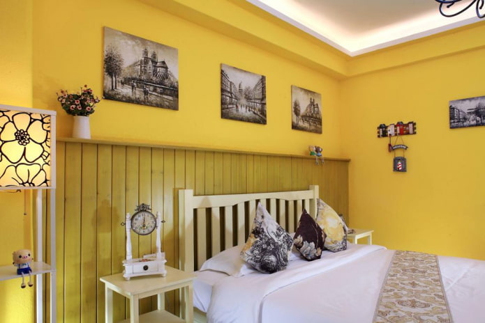 decorazione e illuminazione nell'interno della camera da letto nei toni del giallo