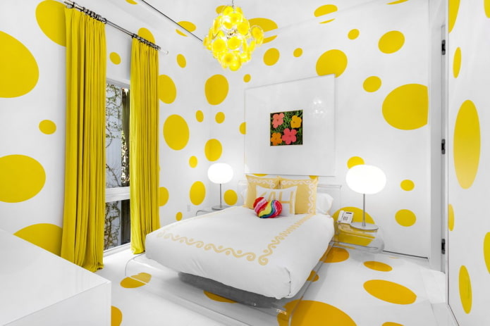 decorazione e illuminazione nell'interno della camera da letto nei toni del giallo