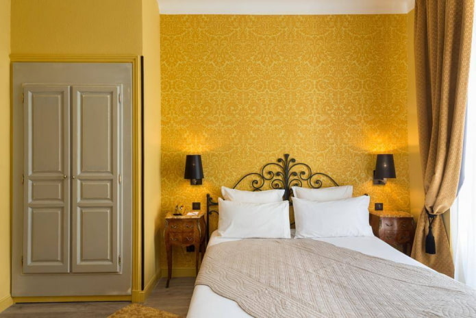 mobili all'interno della camera da letto nei toni del giallo