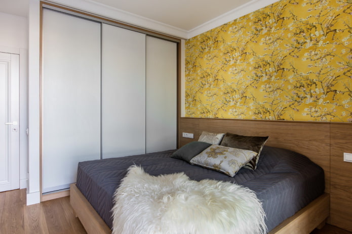 parete decorativa gialla in camera da letto