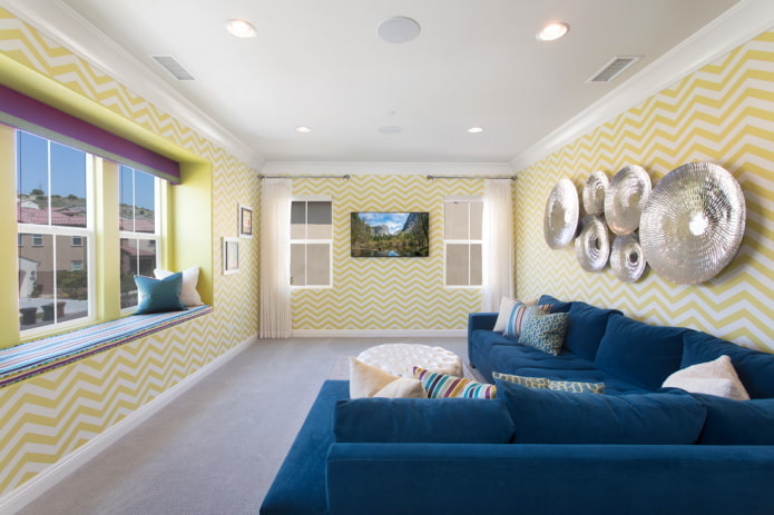soffitto bianco e carta da parati a zigzag