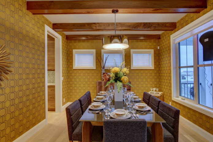 soffitto bianco con travi in legno