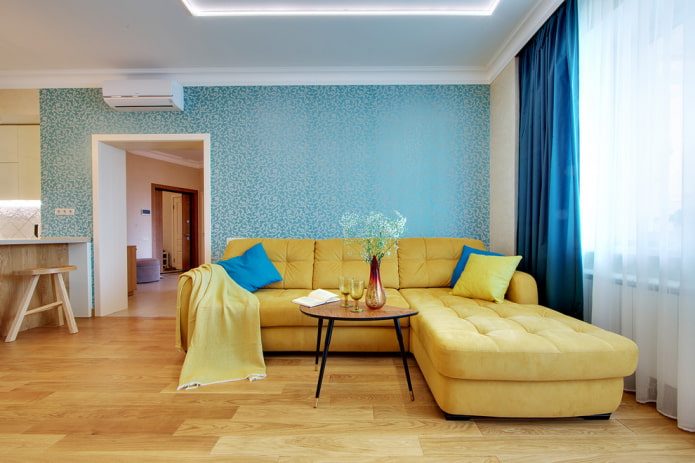 divano angolare giallo all'interno