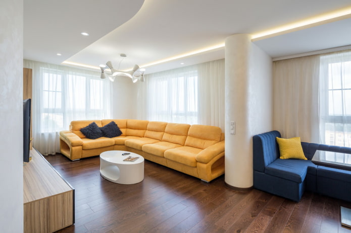 divano angolare giallo all'interno