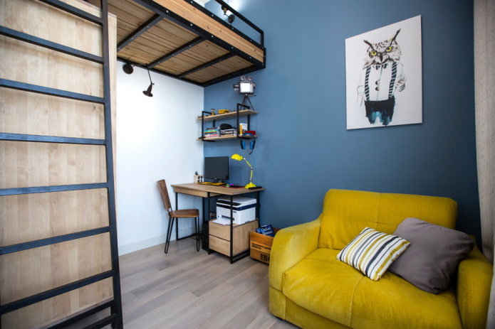 piccolo divano giallo all'interno