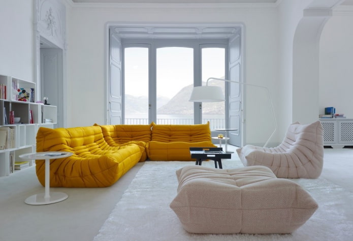 divano giallo brillante all'interno