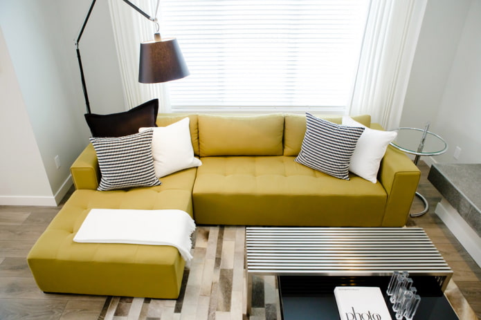 divano color senape all'interno