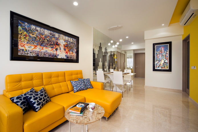 divano giallo brillante all'interno