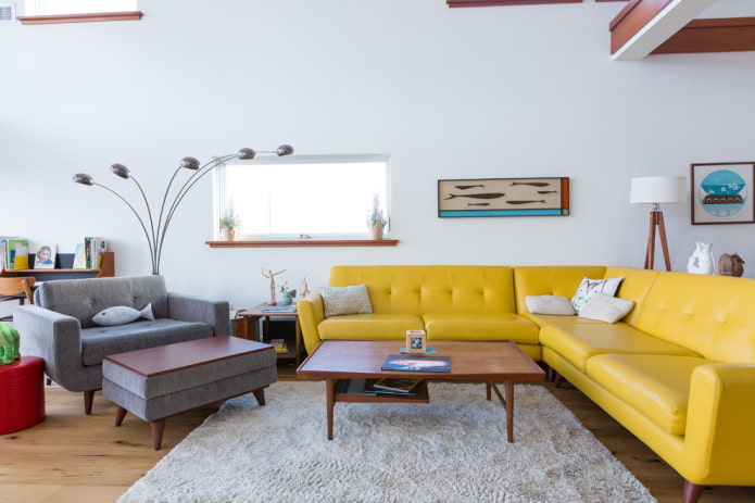 divano giallo con rivestimento in pelle all'interno