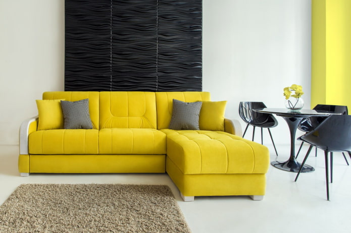 divano giallo con pouf all'interno