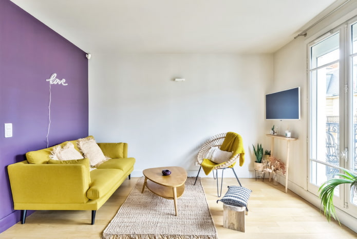 divano giallo su gambe all'interno
