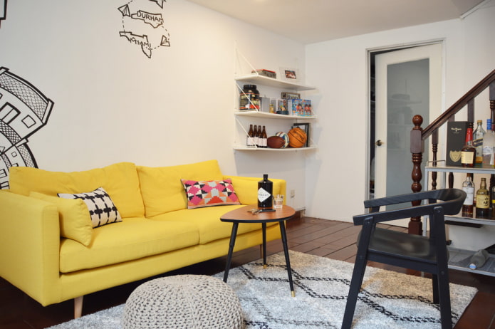 divano giallo dritto all'interno