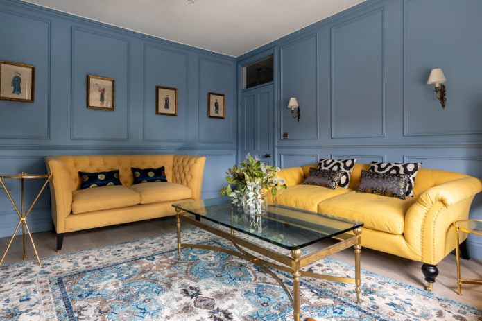divano giallo con rivestimento in pelle all'interno