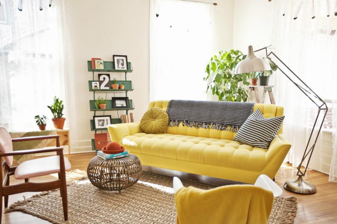 divano giallo dritto all'interno