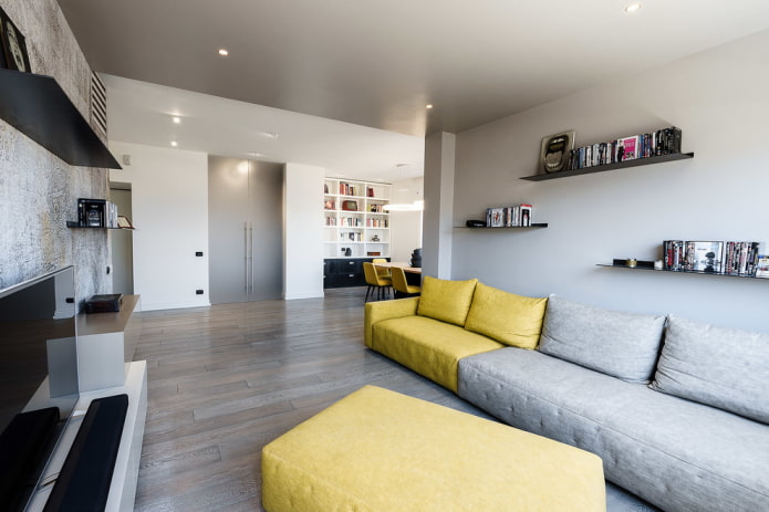 divano grigio-giallo all'interno