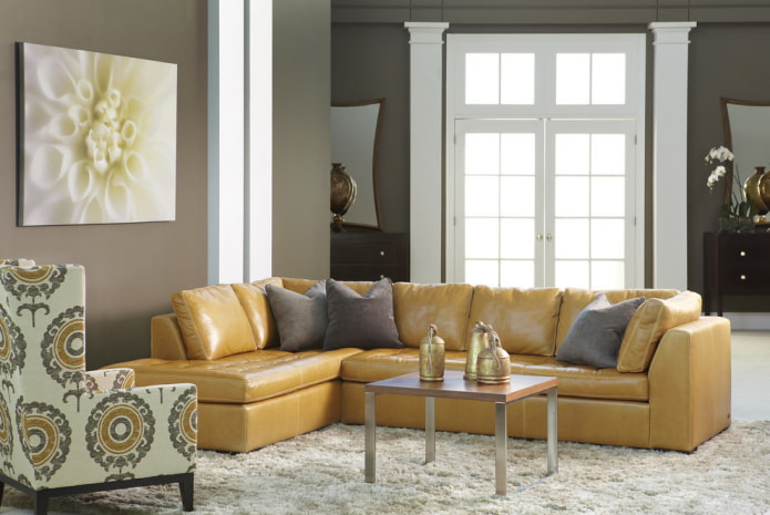 divano color sabbia all'interno