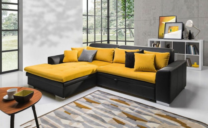 divano nero e giallo all'interno