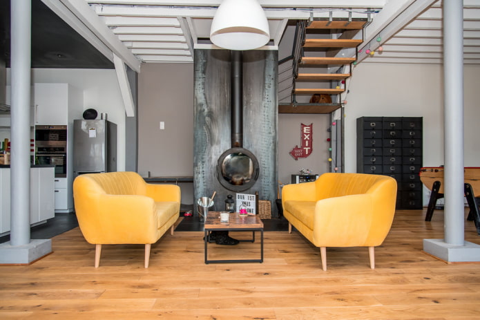 divani gialli in stile loft