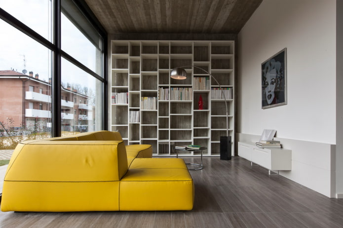 divano giallo in stile minimalista