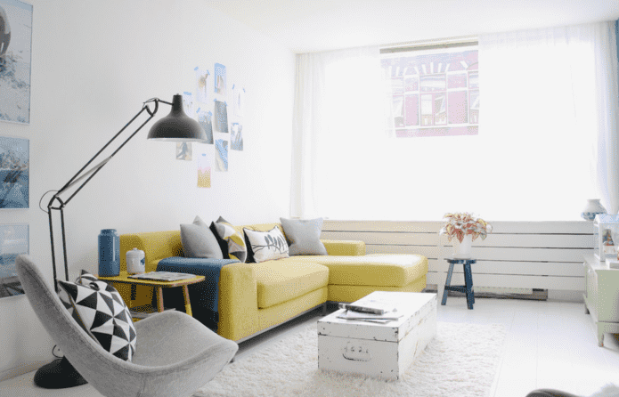 divano giallo in stile scandinavo