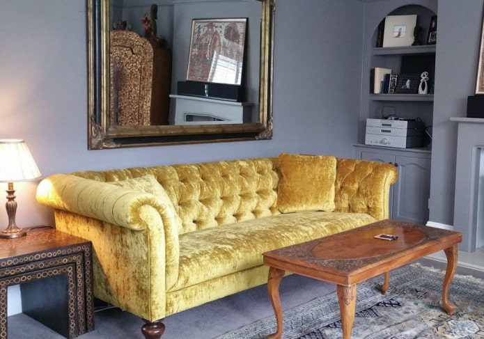 divano Chesterfield giallo all'interno