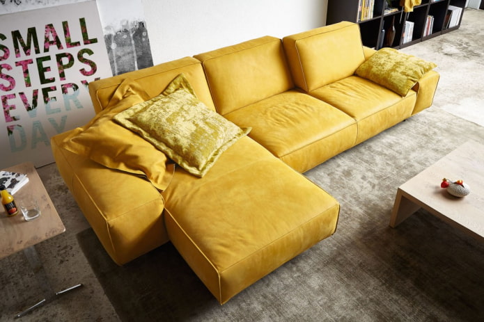 divano modulare giallo all'interno
