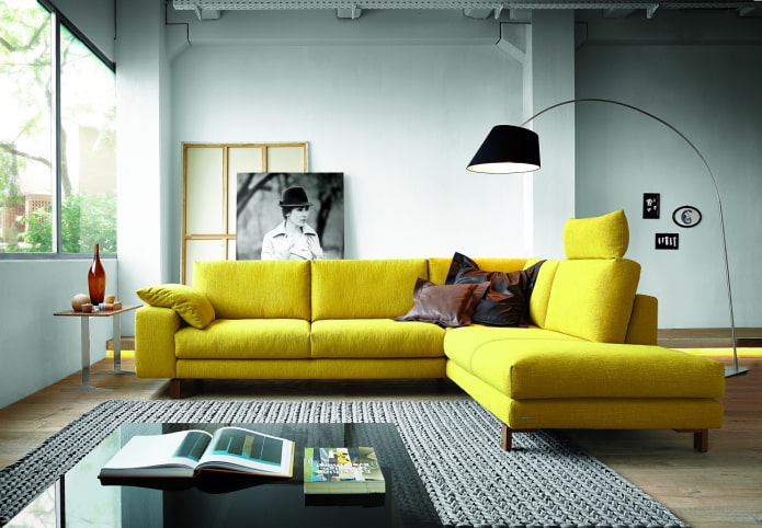 grande divano giallo all'interno