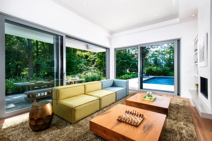 divano blu-giallo all'interno